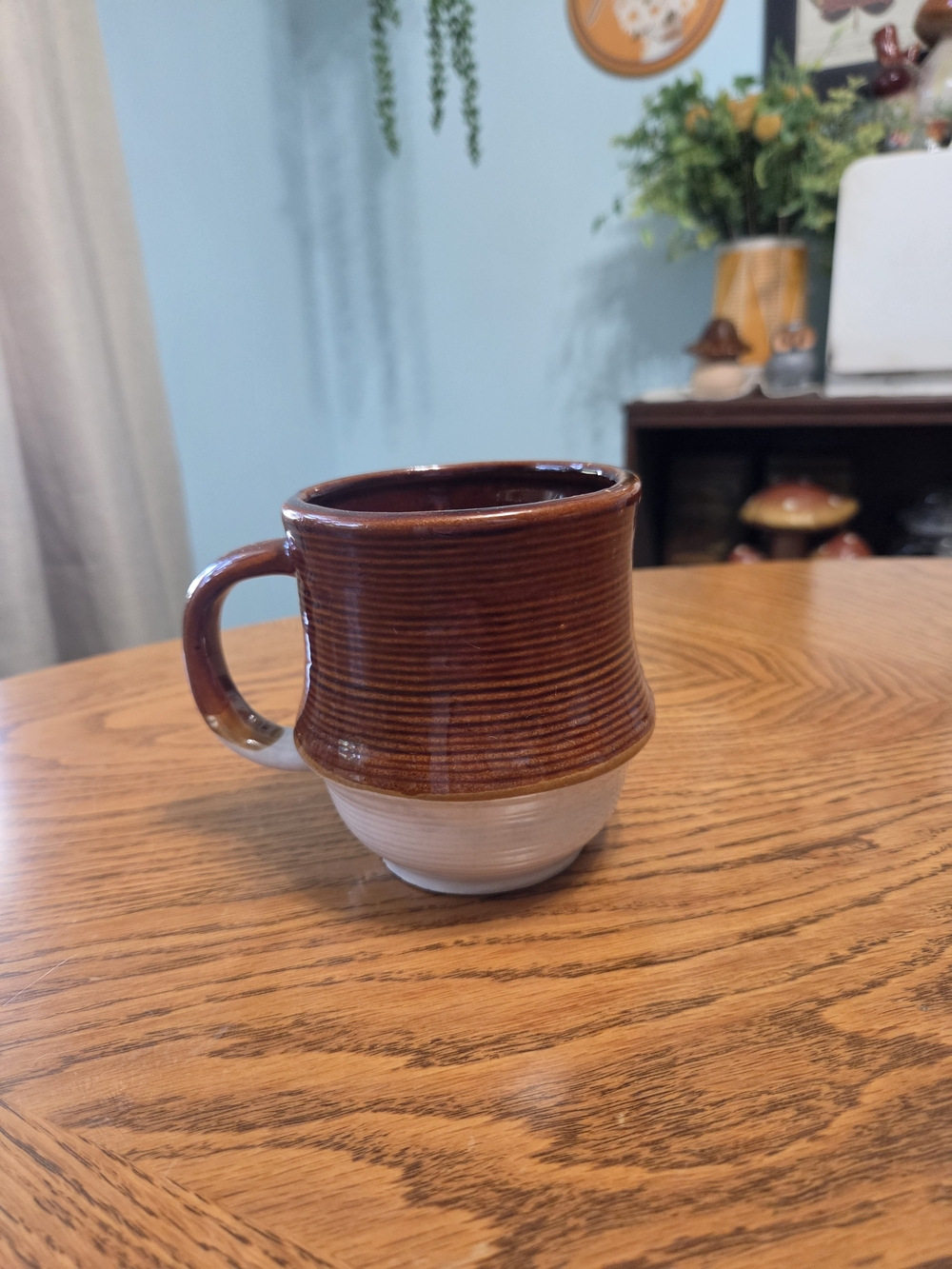 Vintage Mid-Century Ribbed Studio Pottery Mug – Brown & Cream Drip Glaze